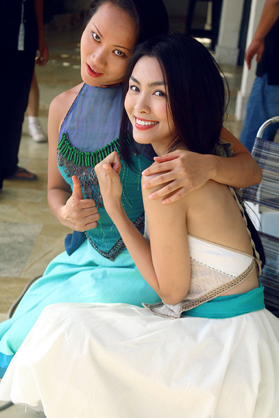 Tạo dáng tươi xinh bên bạn diễn. Hãy cùng chờ xem Hà Tăng sẽ biến thành "kỹ nữ" dưới tay "tú bà" Thanh Hằng như thế nào nhé. Tạo dáng tươi xinh bên bạn diễn. Hãy cùng chờ xem Hà Tăng sẽ biến thành "kỹ nữ" dưới tay "tú bà" Thanh Hằng như thế nào nhé.