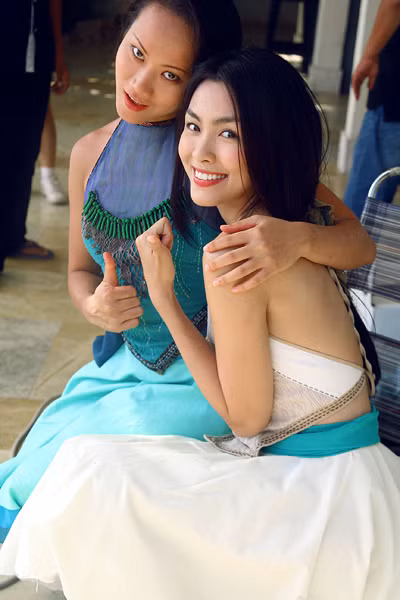 Tạo dáng tươi xinh bên bạn diễn. Hãy cùng chờ xem Hà Tăng sẽ biến thành "kỹ nữ" dưới tay "tú bà" Thanh Hằng như thế nào nhé.