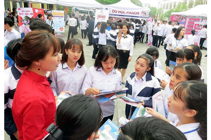 Giáo viên, sinh viên Trường cao đẳng du lịch Hải Phòng tư vấn tuyển sinh học nghề tại huyện Thủy Nguyên (Hải Phòng). Ảnh: Phương Nam Giáo viên, sinh viên Trường cao đẳng du lịch Hải Phòng tư vấn tuyển sinh học nghề tại huyện Thủy Nguyên (Hải Phòng). Ảnh: Phương Nam