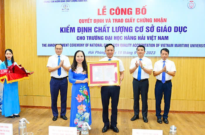 Trường Đại học Hàng Hải Việt Nam nhận giấy chứng nhận kiểm định chất lượng cơ sở giáo dục. (Ảnh: TK) hp-chi-giao-duc-8.jpg