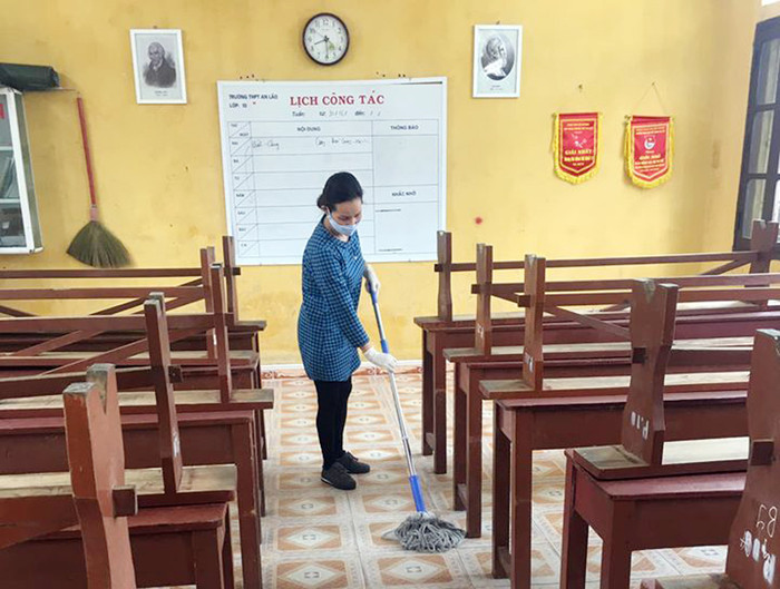 Giáo viên Trung học phổ thông An Lão (Hải Phòng) lau dọn lớp học để chuẩn bị đón học sinh quay lại trường (Ảnh: LT)