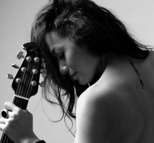 Nó khiến cô nàng trở nên bí ấn và vô cùng quyến rũ. Nó khiến cô nàng trở nên bí ấn và vô cùng quyến rũ.