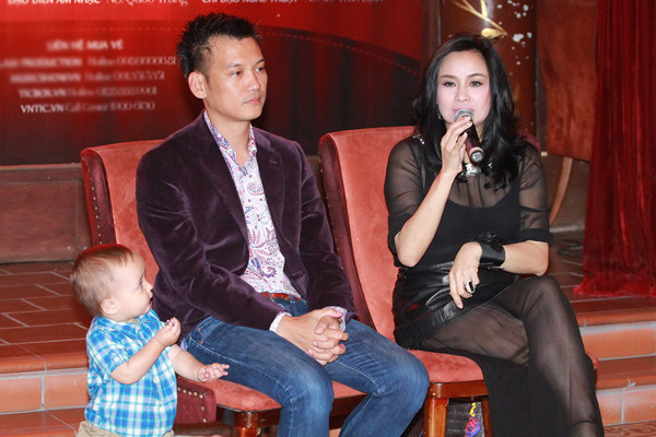 Ca sĩ Thanh Lam và em trai Trí Minh trong buổi họp báo