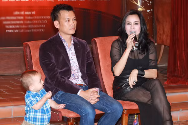 Ca sĩ Thanh Lam và em trai Trí Minh trong buổi họp báo