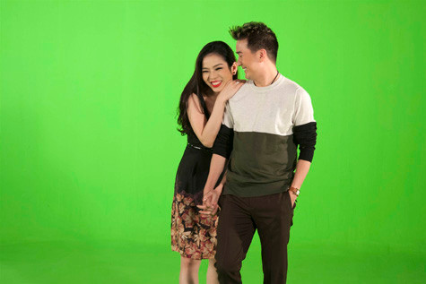 Để chuẩn bị cho liveshow sắp tới của Lệ Quyên sẽ diễn ra vào tháng 12, Đàm Vĩnh Hưng và ca sĩ "Giấc mơ có thật" đã cùng nhau chụp một bộ ảnh cưới rất gần gũi và thân mật.