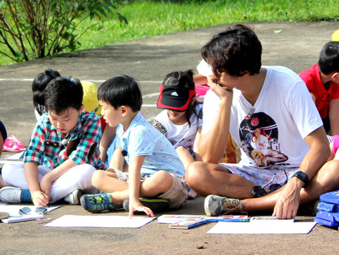 Tham dự chương trình cùng Tiểu PSY – Hwang Min Woo còn có 4 bạn nhỏ khác và ca sĩ nổi tiếng xứ Hàn – KiKwang của nhóm nhạc đình đám Beast. Tham dự chương trình cùng Tiểu PSY – Hwang Min Woo còn có 4 bạn nhỏ khác và ca sĩ nổi tiếng xứ Hàn – KiKwang của nhóm nhạc đình đám Beast.