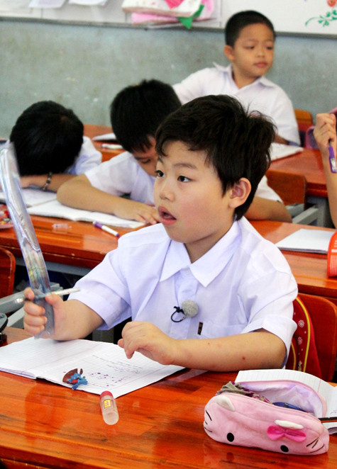 Chính vì tính tình vui vẻ và nụ cười thân thiện, Tiểu PSY đã nhanh chóng làm quen với các bạn cùng lớp 2 của mình và cùng ngồi học, vẽ tranh và tham gia những buổi dã ngoại rất lý thú. Chính vì tính tình vui vẻ và nụ cười thân thiện, Tiểu PSY đã nhanh chóng làm quen với các bạn cùng lớp 2 của mình và cùng ngồi học, vẽ tranh và tham gia những buổi dã ngoại rất lý thú.