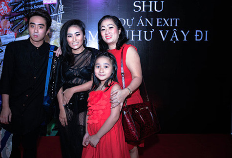 Mẹ và em gái đến chúc mừng Nhật Thu