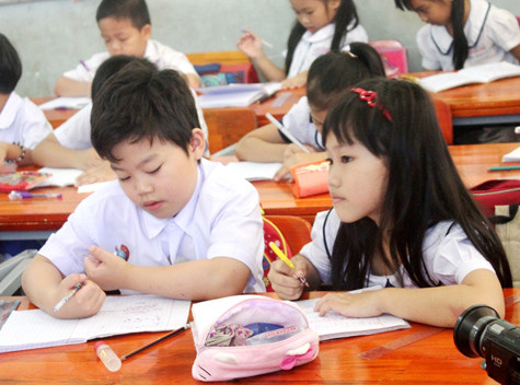 Những ngày đầu gặp gỡ và học cùng các bạn Việt Nam, Tiểu PSY đã rất vui vẻ và hòa đồng. Những ngày đầu gặp gỡ và học cùng các bạn Việt Nam, Tiểu PSY đã rất vui vẻ và hòa đồng.