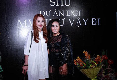 Hot girl Chi Pu gây ấn tượng khi diện mốt không quần đến chúc mừng ca sĩ Nhật Thu trong ngày ra mắt MV mới.