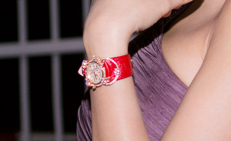 Được biết dây đồng hồ được làm bằng dây lụa satin, vỏ bằng vàng 18k, nạm 187 viên kim cương (2,35 carat). Được biết dây đồng hồ được làm bằng dây lụa satin, vỏ bằng vàng 18k, nạm 187 viên kim cương (2,35 carat).