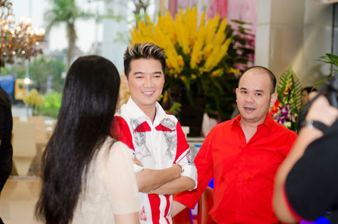 Anh thoải mái trò chuyện với các khách mời Anh thoải mái trò chuyện với các khách mời