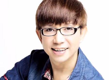 Ca sĩ Long Nhật (Xem thêm: Dân mạng xôn xao vì MV đả kích Long Nhật, "bà Tưng" của nhóm MTV)