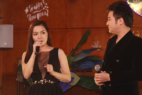 Cô hát song ca cùng ca sĩ Anh Quân Cô hát song ca cùng ca sĩ Anh Quân