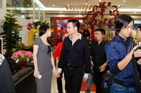 Cô đến tham dự một sự kiện của người bạn thân là một doanh nhân thành đạt Cô đến tham dự một sự kiện của người bạn thân là một doanh nhân thành đạt