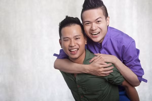 Chuyên gia trang điểm Hoàn Khang cõng người yêu trên lưng rất lãng mạn