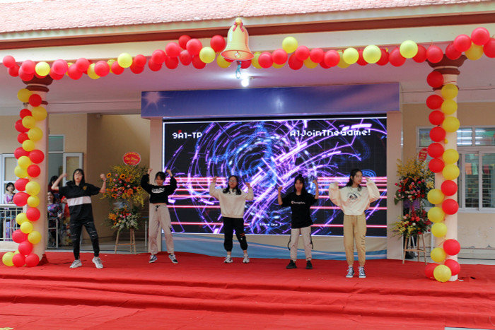 Học sinh Trường Trung học cơ sở Trần Phú (quận Kiến An, Hải Phòng) tự tin biểu diễn các tiết mục văn nghệ bằng tiếng Anh (Ảnh: Lã Tiến) Học sinh Trường Trung học cơ sở Trần Phú (quận Kiến An, Hải Phòng) tự tin biểu diễn các tiết mục văn nghệ bằng tiếng Anh (Ảnh: Lã Tiến)