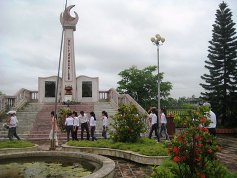 Đài tưởng niệm xây cao 14 bậc, có 14 bồn để trồng cây và hoa. Tất cả đều tượng trưng cho lứa tuổi học trò 13, 14, 15, 16 tuổi. Trong các bồn hoa, chỉ trồng từ 2 đến 4 cây cùng loại, tượng trưng cho năm xây dựng và tôn tạo nghĩa trang: năm 2004. Đài tưởng niệm xây cao 14 bậc, có 14 bồn để trồng cây và hoa. Tất cả đều tượng trưng cho lứa tuổi học trò 13, 14, 15, 16 tuổi. Trong các bồn hoa, chỉ trồng từ 2 đến 4 cây cùng loại, tượng trưng cho năm xây dựng và tôn tạo nghĩa trang: năm 2004.