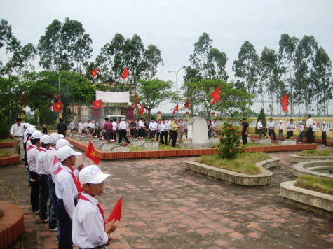 Kỷ niệm 65 năm ngày thương binh liệt sĩ năm nay, Bộ GD&ĐT đã cử đoàn gồm Văn phòng Bộ, Vụ tổ chức cán bộ, Công đoàn cơ quan Bộ, Hội cựu chiến binh cơ quan Bộ và Khách sạn 23 Lê Thánh Tông về đặt vòng hoa và dâng hương tại nghĩa trang này. Kỷ niệm 65 năm ngày thương binh liệt sĩ năm nay, Bộ GD&ĐT đã cử đoàn gồm Văn phòng Bộ, Vụ tổ chức cán bộ, Công đoàn cơ quan Bộ, Hội cựu chiến binh cơ quan Bộ và Khách sạn 23 Lê Thánh Tông về đặt vòng hoa và dâng hương tại nghĩa trang này.