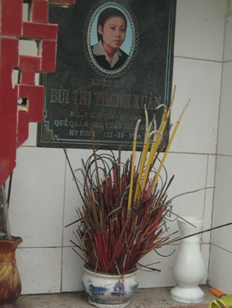 Cô giáo Bùi Thị Thanh Xuân được Nhà nước phong tặng Liệt sỹ. Để ghi nhớ sự hy sinh anh dũng của cô giáo Bùi Thị Thanh Xuân và 30 học sinh, tháng 02 năm 1988, Đảng bộ và nhân dân xã Thụy Dân đã quy tập thi hài cô giáo và các em về khu đất ven trường, dựng bia căm thù giặc Mỹ. Đây là một nghĩa trang đặc biệt: nghĩa trang là nơi yên nghỉ của 1 cô giáo và 30 học sinh như một lớp học ở thế giới vĩnh hằng. Cô giáo Bùi Thị Thanh Xuân được Nhà nước phong tặng Liệt sỹ. Để ghi nhớ sự hy sinh anh dũng của cô giáo Bùi Thị Thanh Xuân và 30 học sinh, tháng 02 năm 1988, Đảng bộ và nhân dân xã Thụy Dân đã quy tập thi hài cô giáo và các em về khu đất ven trường, dựng bia căm thù giặc Mỹ. Đây là một nghĩa trang đặc biệt: nghĩa trang là nơi yên nghỉ của 1 cô giáo và 30 học sinh như một lớp học ở thế giới vĩnh hằng.