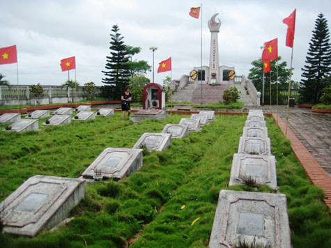 Nơi đây, phần mộ được thiết kế như một lớp học. Phía trước là đài tưởng niệm như một ngòi bút, ở giữa trang sách đang mở, bên trên ngòi bút là một ngọn lửa như hai vầng trăng khuyết; ở đáy bút là một lư hương giống hình lọ mực, dưới đó là một dải khăn quàng đỏ. Nơi đây, phần mộ được thiết kế như một lớp học. Phía trước là đài tưởng niệm như một ngòi bút, ở giữa trang sách đang mở, bên trên ngòi bút là một ngọn lửa như hai vầng trăng khuyết; ở đáy bút là một lư hương giống hình lọ mực, dưới đó là một dải khăn quàng đỏ.