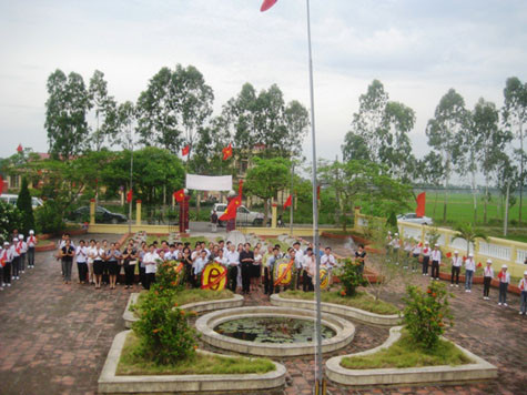 Vài năm sau định mệnh oan nghiệt đó, hài cốt của cô, trò đã được quy tập về một nghĩa trang – lớp học đặc biệt có một không hai trên đất nước, nghĩa trang 21/10. Vài năm sau định mệnh oan nghiệt đó, hài cốt của cô, trò đã được quy tập về một nghĩa trang – lớp học đặc biệt có một không hai trên đất nước, nghĩa trang 21/10.