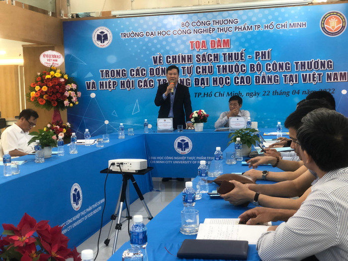 Nhà báo Nguyễn Tiến Bình - Phó chủ tịch Hiệp hội Các trường đại học, cao đẳng Việt Nam kiêm Tổng Biên tập Tạp chí điện tử Giáo dục Việt Nam phát biểu tại Tọa đàm. (ảnh: Lê Phương) Nhà báo Nguyễn Tiến Bình - Phó chủ tịch Hiệp hội Các trường đại học, cao đẳng Việt Nam kiêm Tổng Biên tập Tạp chí điện tử Giáo dục Việt Nam phát biểu tại Tọa đàm. (ảnh: Lê Phương)