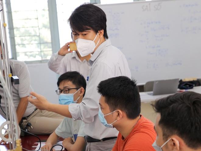 Sinh viên năm cuối trường Đại học Sư phạm Kỹ thuật Thành phố Hồ Chí Minh học thực hành (ảnh: Lê Tiên) Sinh viên năm cuối trường Đại học Sư phạm Kỹ thuật Thành phố Hồ Chí Minh học thực hành (ảnh: Lê Tiên)