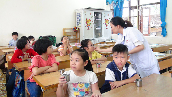 Cán bộ Y tế cho trẻ uống thuốc tẩy giun tại Trường Tiểu học Trần Hưng Đạo (thành phố Hạ Long, Quảng Ninh) - (Ảnh: Minh Khương) Cán bộ Y tế cho trẻ uống thuốc tẩy giun tại Trường Tiểu học Trần Hưng Đạo (thành phố Hạ Long, Quảng Ninh) - (Ảnh: Minh Khương)
