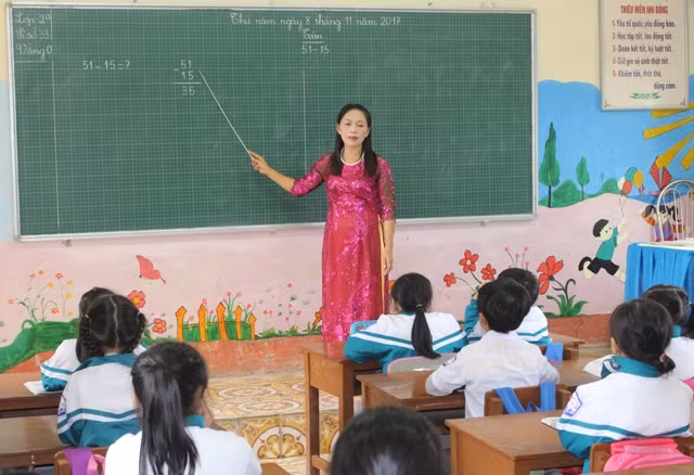 Cô Lan luôn tâm nguyện, làm thế nào để tạo chuyển biến mạnh mẽ trong việc nâng cao chất lượng dạy và học của trường. (Ảnh: Hà Phương)