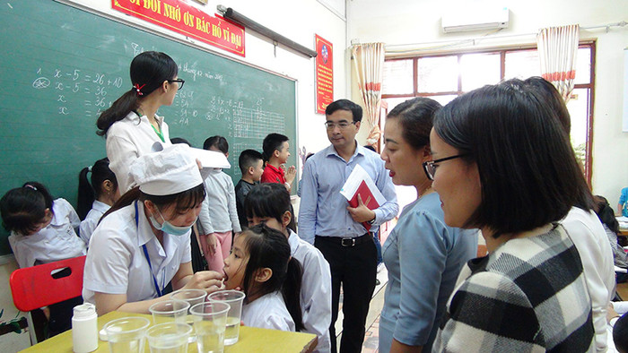 Cán bộ Y tế cho trẻ uống thuốc tẩy giun tại Trường Tiểu học Hạ Long (thành phố Hạ Long, Quảng Ninh) - (Ảnh: Minh Khương) Cán bộ Y tế cho trẻ uống thuốc tẩy giun tại Trường Tiểu học Hạ Long (thành phố Hạ Long, Quảng Ninh) - (Ảnh: Minh Khương)