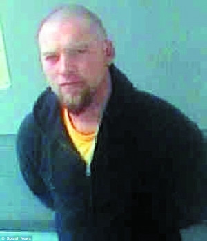 Sam Worthington sau khi được phóng thích từ sở cảnh sát Atlanta, Mỹ. Ảnh. Splash News.