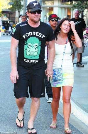 Sam Worthington đi dạo phố, ảnh được chụp trước khi nam diễn viên này đụng độ với nhân viên an ninh hộp đêm ở Atalanta.