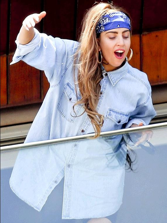 Lady Gaga cũng từng quyên góp 1 triệu USD cho Hội chữ thập đỏ Hoa Kỳ hỗ trợ cho nạn nhân của cơn bão Sandy. Số tiền này của Gaga được lấy tên của cô và các thành viên trong gia đình như cha mẹ cô là ông Joe và bà Cynthia Germanotta cùng em gái Natali. Lady Gaga cũng từng quyên góp 1 triệu USD cho Hội chữ thập đỏ Hoa Kỳ hỗ trợ cho nạn nhân của cơn bão Sandy. Số tiền này của Gaga được lấy tên của cô và các thành viên trong gia đình như cha mẹ cô là ông Joe và bà Cynthia Germanotta cùng em gái Natali.