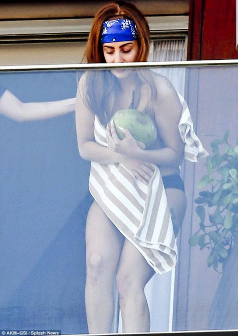 Màn “trình diễn khỏa thân ngực trần” độc đáo của Lady Gaga làm nhiều người khá bất ngờ, và vật để che chắn duy nhất cho vòng một của Gaga là một quả dừa, nước uống giải khát đồng thời là chiếc áo giáp cho Lady Gaga. Màn “trình diễn khỏa thân ngực trần” độc đáo của Lady Gaga làm nhiều người khá bất ngờ, và vật để che chắn duy nhất cho vòng một của Gaga là một quả dừa, nước uống giải khát đồng thời là chiếc áo giáp cho Lady Gaga.