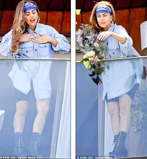Trước đó, Lady Gaga đã vẫy tay chào fan hâm mộ ở Brazil khi cô xuất hiện trên ban công trong trang phục áo denim và quần tất ngắn đen cũng cỡn, chân xỏ đôi bốt lười.