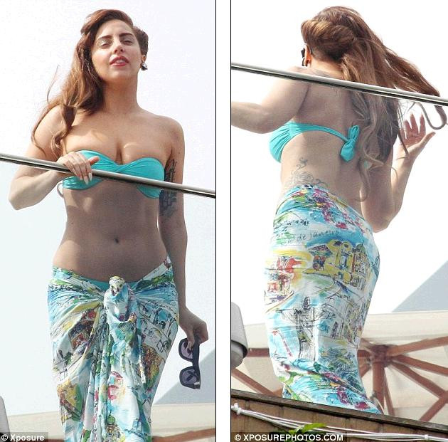 Lady Gaga trong một trang phục khác khi chào đón người hâm mộ ở đất nước Nam Mỹ. Lady Gaga trong một trang phục khác khi chào đón người hâm mộ ở đất nước Nam Mỹ.