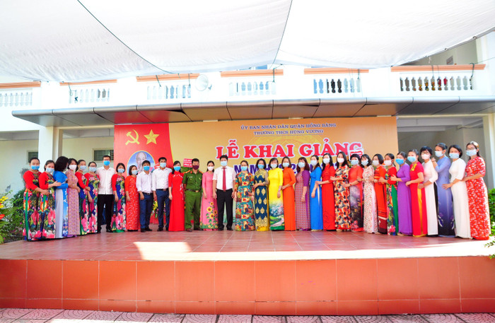 Cán bộ, giáo viên Trường Trung học cơ sở Hùng Vương (quận Hồng Bàng, Hải Phòng) (Ảnh: Nhà trường cung cấp) Cán bộ, giáo viên Trường Trung học cơ sở Hùng Vương (quận Hồng Bàng, Hải Phòng) (Ảnh: Nhà trường cung cấp)