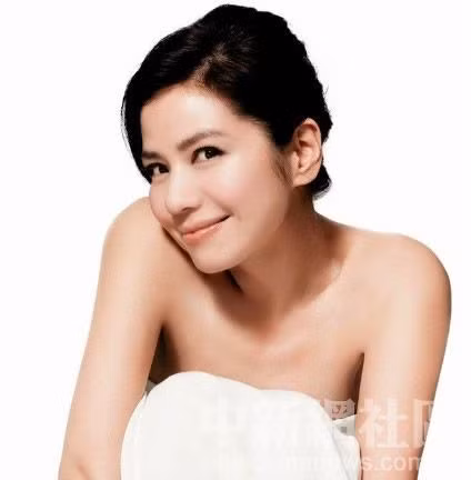 Vị trí 9 – Chung Sở Hồng, giang hồ đồn đại cô là hiện thân của nữ thần gợi cảm, năm tháng qua đi có để lại những nếp nhăn nhưng khi Chung Sở Hồng cười vẫn mê hoặc biết bao ánh nhìn.