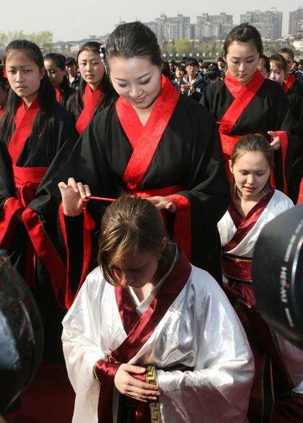 Cột lại tóc gọn gàng sau khi đã được làm lễ rửa tay theo tập tục cổ xưa. Cột lại tóc gọn gàng sau khi đã được làm lễ rửa tay theo tập tục cổ xưa.