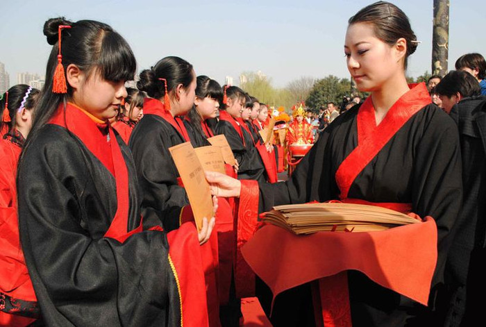 Theo phong tục cổ phải rửa tay, cột lại tóc gọn gàng, làm nghi lễ vái 3 vái để trời đất chứng giám rằng họ từ đây đã trưởng thành và mở ra giai đoạn mới trong cuộc đời của một thiếu nữ. Theo phong tục cổ phải rửa tay, cột lại tóc gọn gàng, làm nghi lễ vái 3 vái để trời đất chứng giám rằng họ từ đây đã trưởng thành và mở ra giai đoạn mới trong cuộc đời của một thiếu nữ.