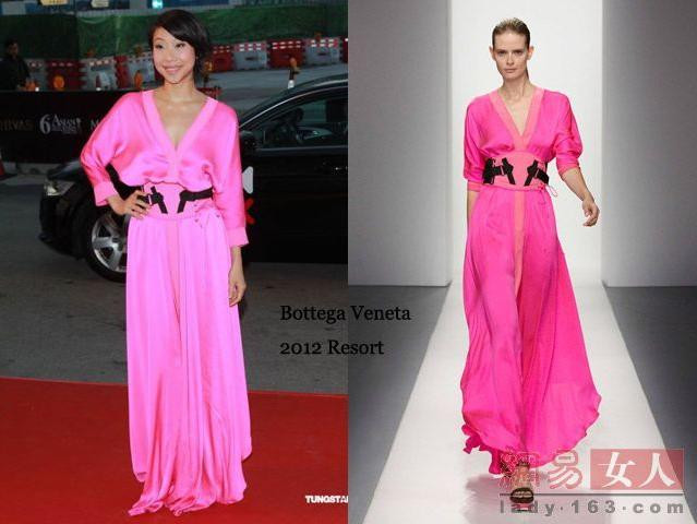 Hồ Đình Đình và BV, bộ trang phục này Phạm Băng Băng đã từng mặc, trông Hồ Đình Đình thật khó nổi bật trong bộ đồ thùng thình này.