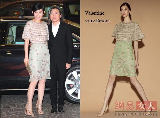 Ngô Quân Như với trang phục của Valentino khiến cô trở nên thanh lịch và nhẹ nhàng, cô biết kết hợp cùng với bóp mang theo càng làm cho bộ trang phục thêm bắt mắt.