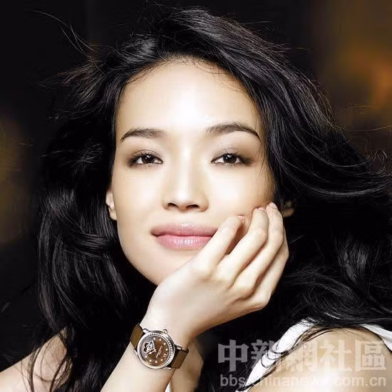 Vị trí 14 – Diễn viên Thư Kỳ với đôi môi gợi cảm và rất Thư Kỳ.