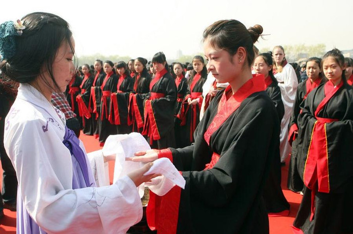 Phong tục này hiện vẫn còn thình hành ở Trung Quốc và các nước lân cận. Phong tục này hiện vẫn còn thình hành ở Trung Quốc và các nước lân cận.