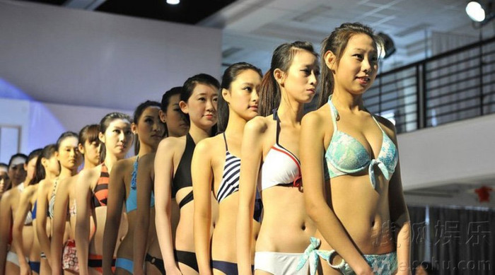 Các thí sinh bắt đầu cuộc thi với phần dự thi trang phục áo tắm. Đây cũng là phần thi hấp dẫn nhất của cuộc thi.