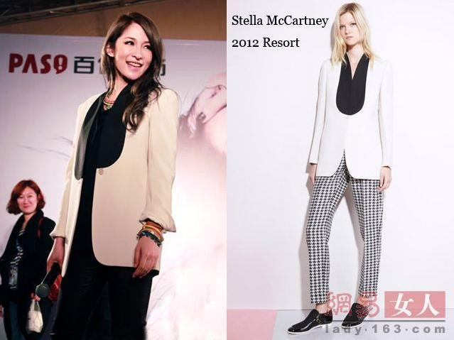 Tiêu Á Hiên với trang phục của McCartney sẽ hoàn thiện hơn nếu cô đeo phụ kiện tương xứng với nó hơn là những đồ rẻ tiền như vậy.