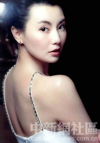 Vị trí 3 – Trương Mạn Ngọc, với phái đẹp thì thời gian là con dao vô tình nhất, nhưng với Trương Mạn Ngọc lại là ngoại lệ, thời gian càng khiến cô trở nên đẹp rạng rỡ, trẻ trung hơn bao giờ hết. Vị trí 3 – Trương Mạn Ngọc, với phái đẹp thì thời gian là con dao vô tình nhất, nhưng với Trương Mạn Ngọc lại là ngoại lệ, thời gian càng khiến cô trở nên đẹp rạng rỡ, trẻ trung hơn bao giờ hết.