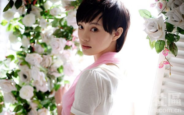 Vị trí 1 – Tôn Lệ, tươi mới, ngọt ngào đó chính là người đẹp tóc ngắn Tôn Lệ, cô có vẻ tinh anh của Châu Tấn. Người đẹp của “Ngọc Quan Âm” thu hút người đối diện bằng vẻ đẹp mê hoặc, hút hồn. Vị trí 1 – Tôn Lệ, tươi mới, ngọt ngào đó chính là người đẹp tóc ngắn Tôn Lệ, cô có vẻ tinh anh của Châu Tấn. Người đẹp của “Ngọc Quan Âm” thu hút người đối diện bằng vẻ đẹp mê hoặc, hút hồn.