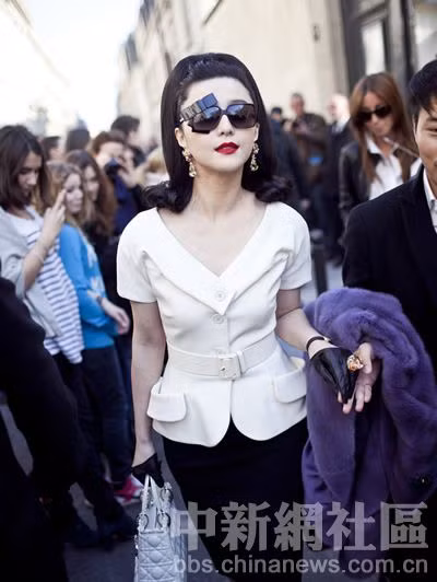 Vị trí 8 – Phạm Băng Băng, Nữ hoàng của làng giải trí, biểu tượng thời trang thế giới, biết bao tác phẩm điện ảnh, hình ảnh xuất hiện dày đặc trên các trang tin…cô xứng đáng với vị trí thứ 8 của top 20 mỹ nhân làng nghệ Trung Quốc.